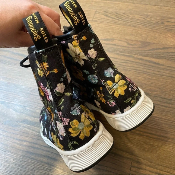Dr Martens Newtons DF in Black Darcy Floral Print Women 6 - Picture 8 of 13
